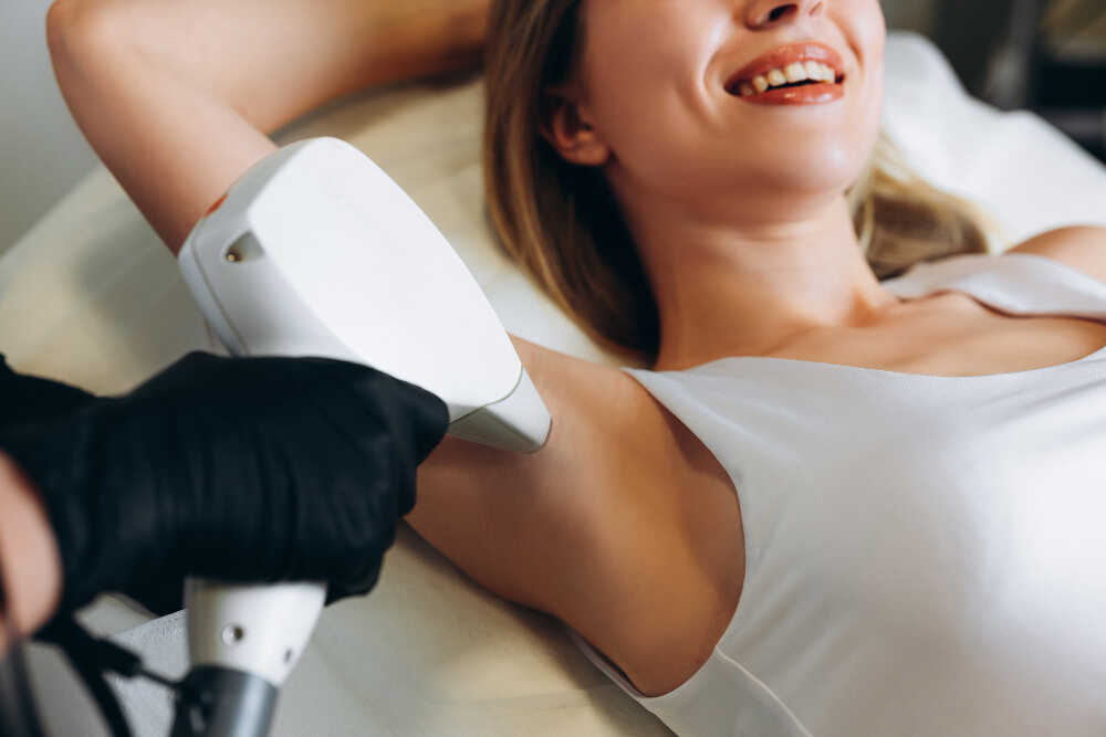uśmiech na twarzy kobiety podczas zabiegu depilacji laserowej